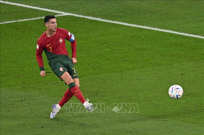 Pha sút bóng của tiền đạo Bồ Đào Nha Cristiano Ronaldo trong trận đấu. Ảnh: THX/TTXVN