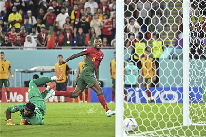Rafael Leao (phải) của Bồ Đào Nha sau khi ghi bàn vào lưới Ghana. Ảnh: THX/TTXVN