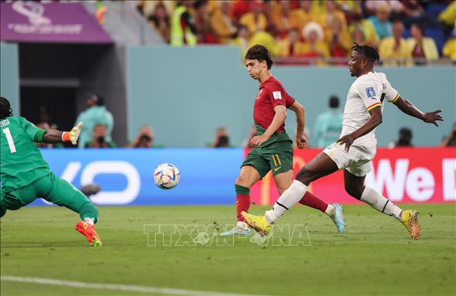 Cầu thủ Joao Felix (giữa) của Bồ Đào Nha ghi bàn thắng vào lưới Ghana. Ảnh: THX/TTXVN
