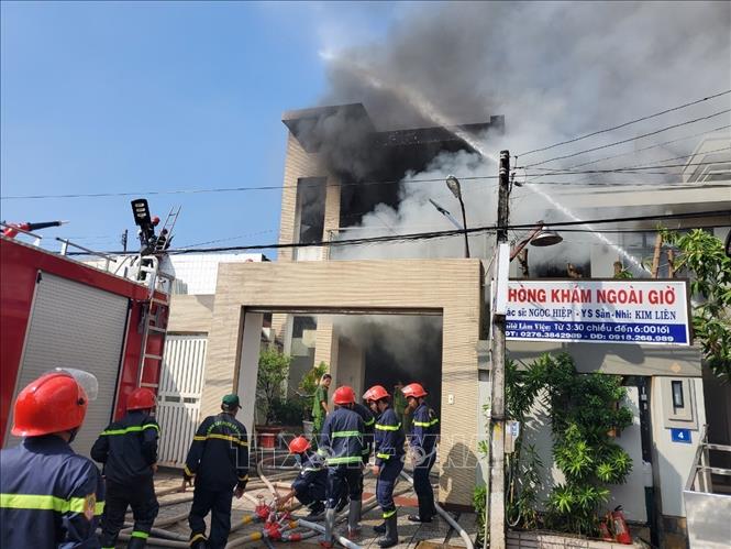 Trong ảnh: Lượng chức năng nỗ lực dập tắt đám cháy. Ảnh: TTXVN phát