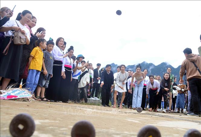 Trong ảnh: Các thí sinh của Cuộc thi Hoa hậu Du lịch Thế giới 2022 trải nghiệm trò chơi dân gian Tó Má Lẹ của người Thái. Ảnh: Quang Quyết-TTXVN