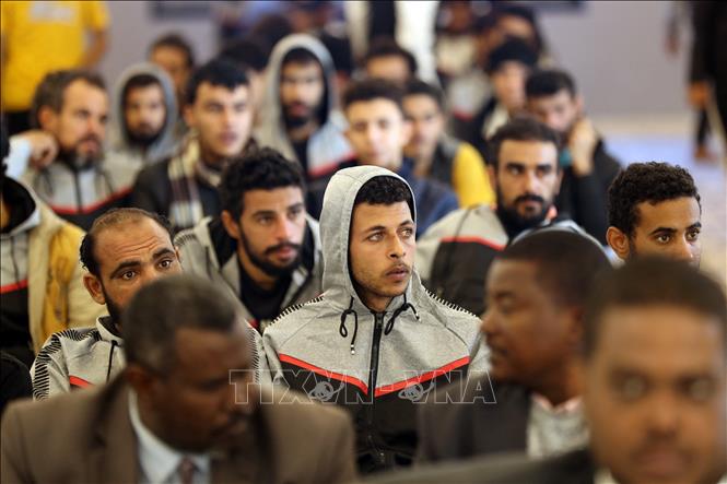 Trong ảnh: Người di cư tập trung tại Cục Chống nhập cư bất hợp pháp ở Tripoli, Libya, trước khi bị trục xuất về nước ngày 24/11/2022. Ảnh: AFP/ TTXVN