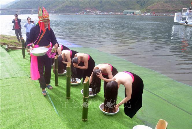 Trong ảnh: Tái hiện Nghi lễ gội đầu của người Thái Trắng, huyện Quỳnh Nhai. Ảnh: Quang Quyết-TTXVN
