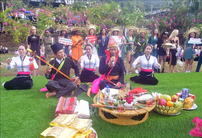 Trong ảnh: Tái hiện Nghi lễ gội đầu của người Thái Trắng, huyện Quỳnh Nhai. Ảnh: Quang Quyết-TTXVN