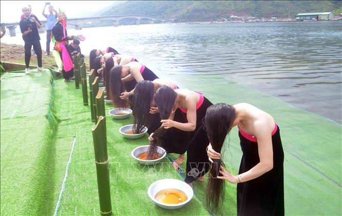 Trong ảnh: Tái hiện Nghi lễ gội đầu của người Thái Trắng, huyện Quỳnh Nhai. Ảnh: Quang Quyết-TTXVN