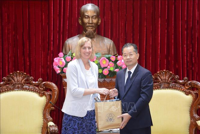 Bà Susan Burns, Tổng Lãnh sự Hoa Kỳ tại thành phố Hồ Chí Minh tặng quà lưu niệm cho thành phố Đà Nẵng. Ảnh: Văn Dũng - TTXVN