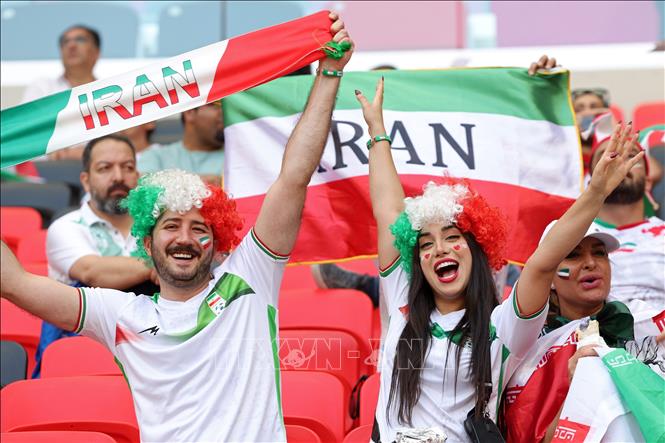 Trong ảnh: Cổ động viên đội tuyển Iran cổ vũ trong trận đấu gặp đội tuyển Xứ Wales. Ảnh: AFP/TTXVN