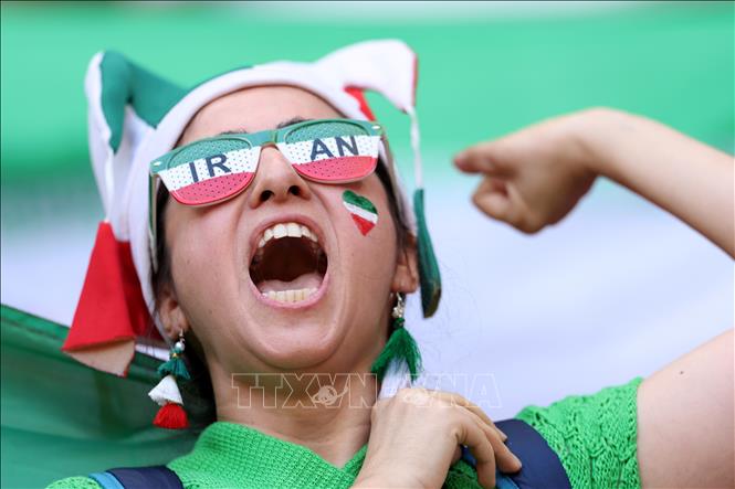 Trong ảnh: Cổ động viên đội tuyển Iran cổ vũ trong trận đấu gặp đội tuyển Xứ Wales. Ảnh: AFP/TTXVN