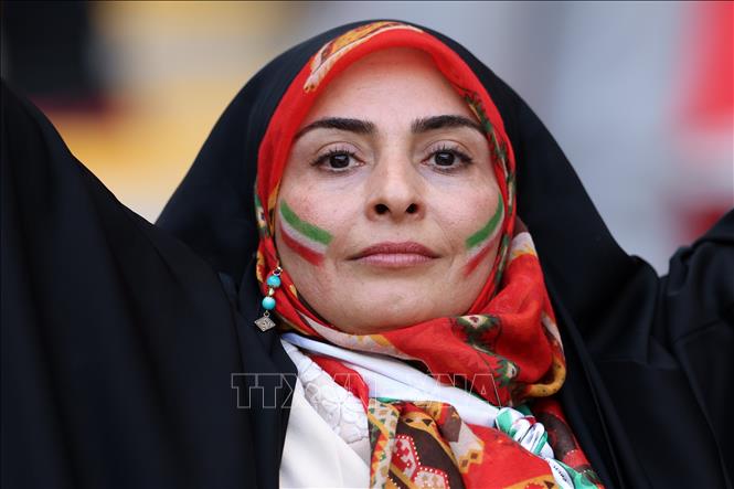Trong ảnh: Cổ động viên đội tuyển Iran cổ vũ trong trận đấu gặp đội tuyển Xứ Wales. Ảnh: AFP/TTXVN