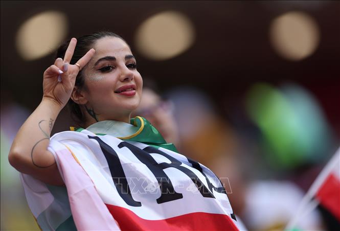 Trong ảnh: Cổ động viên đội tuyển Iran cổ vũ trong trận đấu với đội tuyển Xứ Wales. Ảnh: AFP/TTXVN