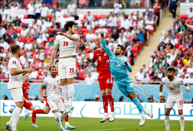 Trong ảnh: Sardar Azmoun (phía trên), đội tuyển Iran  nhảy lên đánh đầu trong trận đấu với đội tuyển Xứ Wales. Ảnh: THX/TTXVN