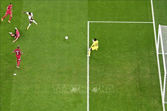 Tiền đạo Boulaye Dia (áo trắng) dứt điểm mở tỷ số cho Senegal. Ảnh: AFP/TTXVN