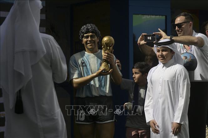 Trong ảnh: Bức tượng huyền thoại bóng đá Diego Maradona được khánh thành tại Doha, Qatar, ngày 25/11/2022. Ảnh: AFP/ TTXVN