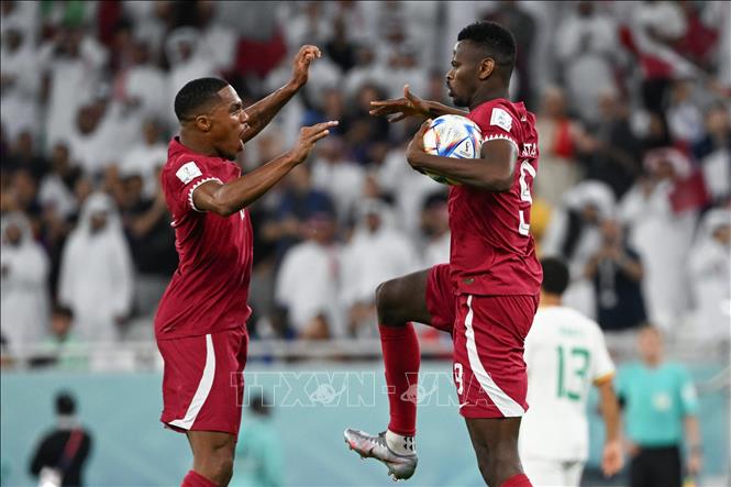 Tiền đạo Mohammed Muntari (phải) của Qatar sau khi ghi bàn thắng vào lưới Senegal. Ảnh: AFP/TTXVN