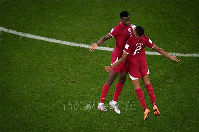 Tiền đạo Mohammed Muntari (trái) của Qatar ăn mừng cùng đồng đội sau khi ghi bàn thắng vào lưới Senegal. Ảnh: AFP/TTXVN