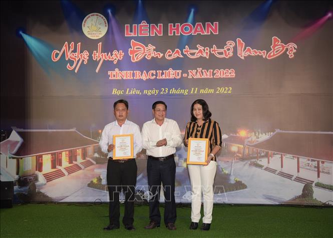 Ban Tổ chức trao giải cho các cá nhân, tập thể đạt giải tại Liên hoan Đờn ca tài tử Nam Bộ tỉnh Bạc Liêu năm 2022. Ảnh Nhật Bình - TTXVN