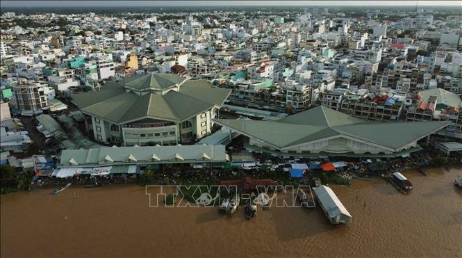 Chợ Long Xuyên nằm bên bờ sông Hậu là nơi giao lưu, trao đổi hàng hoá đầu mối chính của thành phố với các địa phương. Ảnh: Vũ Sinh - TTXVN