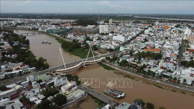 Cầu Nguyễn Thái Học bắc qua sông Long Xuyên, kết nối giữa Trung tâm hành chính Tỉnh (phường Mỹ Bình) với Trung tâm thành phố Long Xuyên (phường Mỹ Hoà). Ảnh: Vũ Sinh - TTXVN