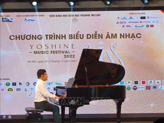 Thí sinh piano jazz Nguyễn Anh Tuấn trình diễn tại lễ khai mạc. Ảnh: Nguyễn Cúc-TTXVN