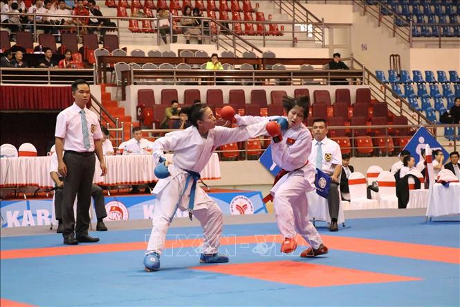 Trận thi đấu nội dung Kumite cá nhân nữ hạng 44 kg giữa Đỗ Thị Thúy (đỏ, Hà Nội) và Nguyễn Thị Thúy Quỳnh (xanh, Hải Dương). Ảnh: Đức Phương - TTXVN