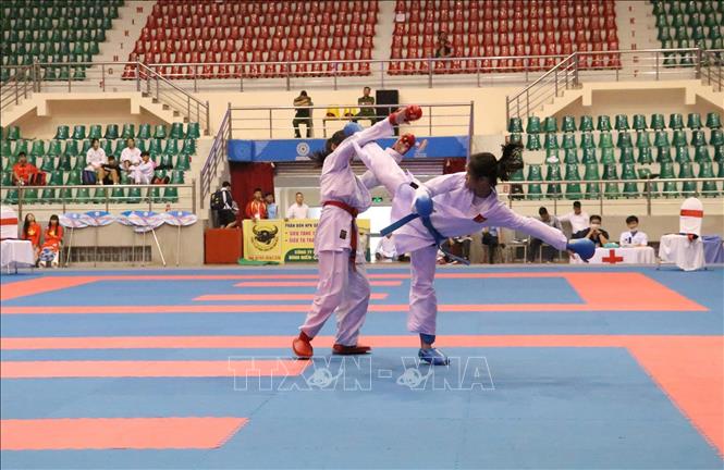Trận thi đấu nội dung Kumite cá nhân nữ hạng 44 kg giữa Lâm Thị Tuyết Nhi (đỏ, Bình Thuận) và Nguyễn Tăng Mỹ Quyên (xanh, Trà Vinh). Ảnh: Đức Phương - TTXVN