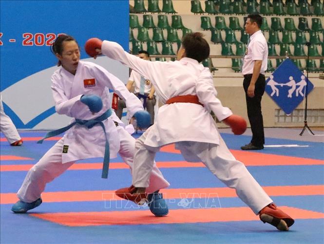 Trận thi đấu nội dung Kumite cá nhân nữ hạng  44 kg giữa Nguyễn Phương Thảo (đỏ, Bắc Ninh) và Nguyễn Phạm Ngọc Yến (xanh, Gia Lai). Ảnh: Đức Phương - TTXVN