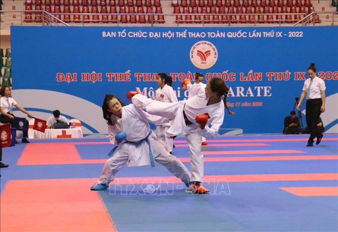 Trận thi đấu nội dung Kumite cá nhân nữ hạng 44 kg giữa Hồ Thị Hoài Tành (đỏ, Thừa Thiên Huế) và Trần Thị Kim Dung (xanh, Bà Rịa – Vũng Tàu). Ảnh: Đức Phương - TTXVN