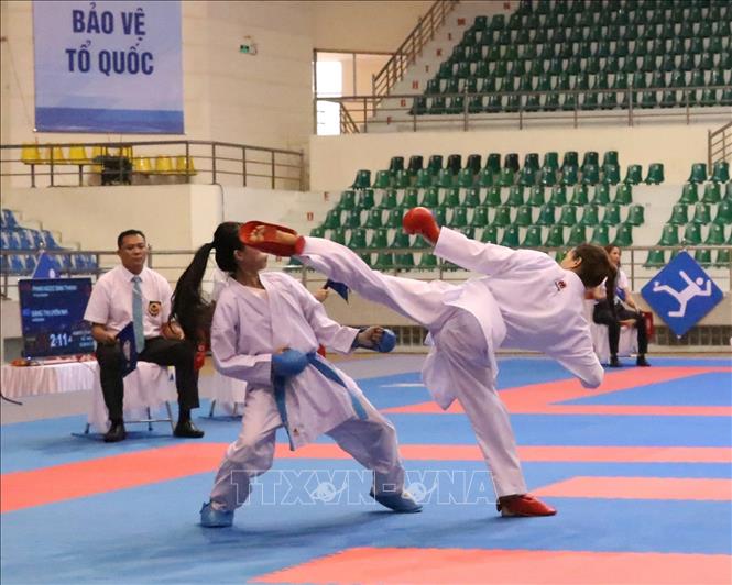 Trận thi đấu nội dung Kumite cá nhân nữ hạng 44 kg giữa Hồ Thị Hoài Tành (đỏ, Thừa Thiên Huế) và Trần Thị Kim Dung (xanh, Bà Rịa – Vũng Tàu). Ảnh: Đức Phương - TTXVN