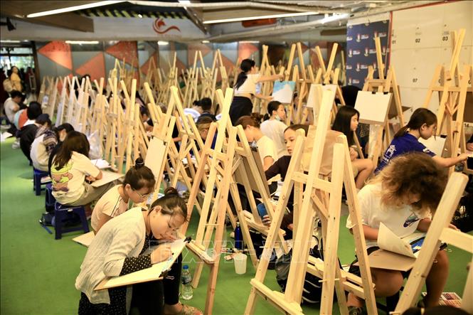 Thiếu nhi tham gia Cuộc thi Vẽ tranh quốc tế “Em yêu Hà Nội - Thành phố Vì hòa bình”. Ảnh: Nguyễn Cúc-TTXVN