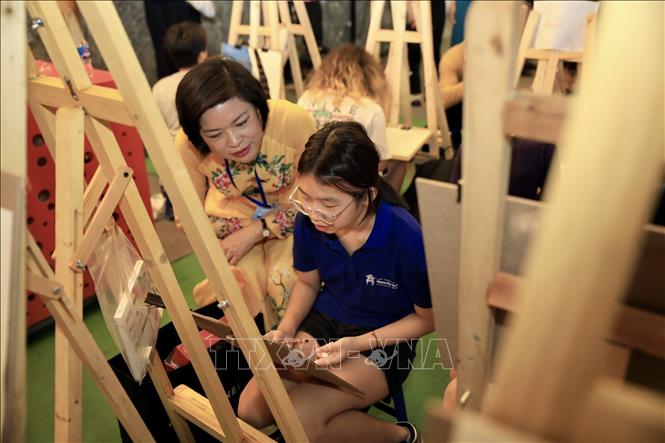 Thiếu nhi tham gia Cuộc thi Vẽ tranh quốc tế “Em yêu Hà Nội - Thành phố Vì hòa bình”. Ảnh: Nguyễn Cúc-TTXVN