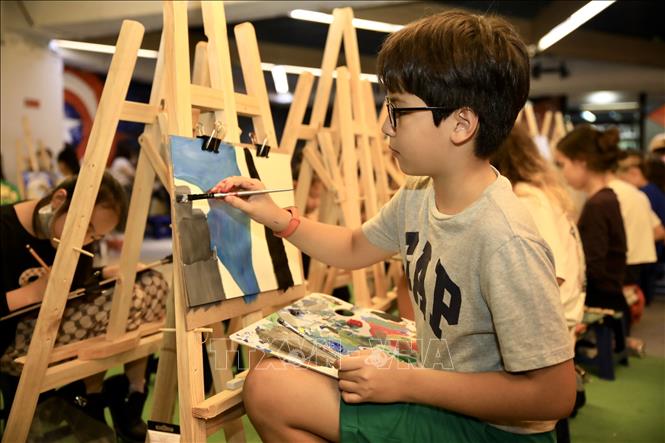 Thiếu nhi tham gia Cuộc thi Vẽ tranh quốc tế “Em yêu Hà Nội - Thành phố Vì hòa bình”. Ảnh: Nguyễn Cúc-TTXVN