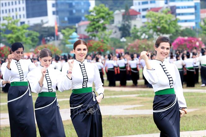 Thí sinh Cuộc thi Hoa hậu Du lịch thế giới năm 2022 tham gia trình diễn, trải nghiệm nghệ thuật xòe Thái. Ảnh: Quang Quyết-TTXVN