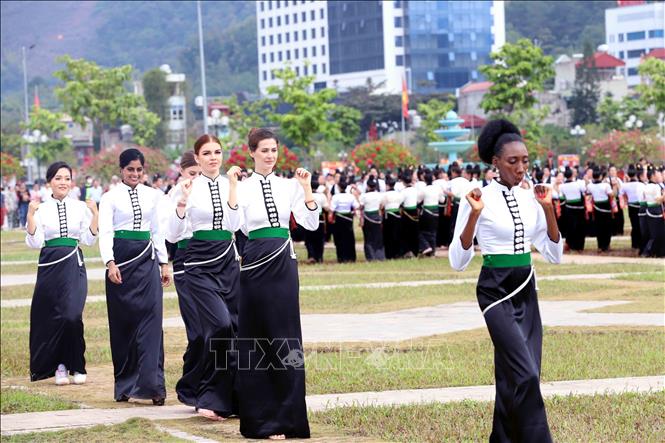 Thí sinh Cuộc thi Hoa hậu Du lịch thế giới năm 2022 tham gia trình diễn, trải nghiệm nghệ thuật xòe Thái. Ảnh: Quang Quyết-TTXVN