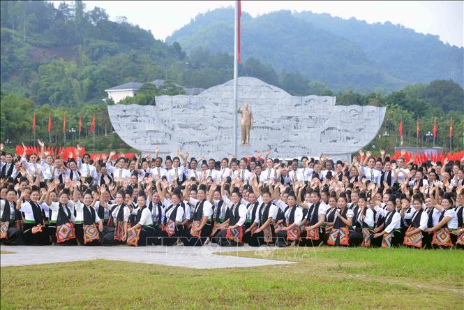 Thí sinh Cuộc thi Hoa hậu Du lịch thế giới năm 2022 tham gia trình diễn, trải nghiệm nghệ thuật xòe Thái cùng khoảng 1.000 người dân địa phương. Ảnh: Quang Quyết-TTXVN