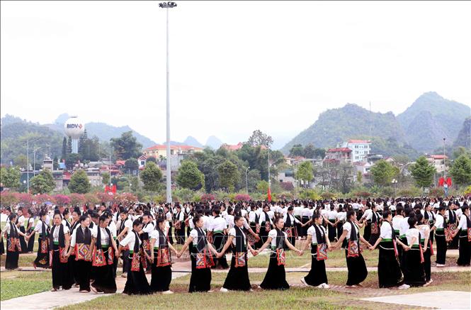 Thí sinh Cuộc thi Hoa hậu Du lịch thế giới năm 2022 tham gia trình diễn, trải nghiệm nghệ thuật xòe Thái cùng khoảng 1.000 người dân địa phương. Ảnh: Quang Quyết-TTXVN