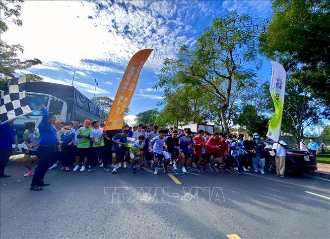Đoàn viên, thanh niên xuất phát chạy bộ, đi bộ. Ảnh: TTXVN phát
