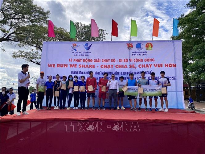 Ban Tổ chức trao quà cho các vận động viên chạy đủ 5km về đích đạt thành tích xuất sắc nhất. Ảnh: TTXVN phát