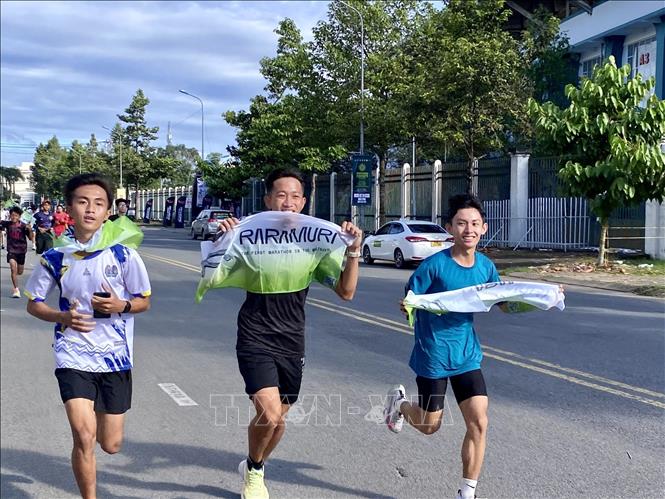 Các đoàn viên, thanh niên tham gia hoạt động chạy bộ, đi bộ vì cộng đồng. Ảnh: TTXVN phát