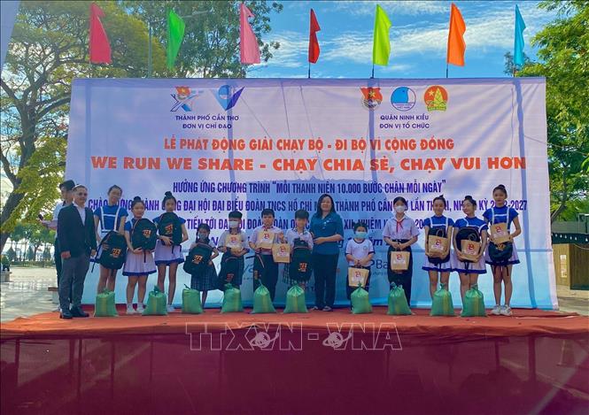 Ban tổ chức tặng 15 phần cho thiếu nhi có hoàn cảnh khó khăn, vượt khó học tốt trên địa bàn. Ảnh: TTXVN phát