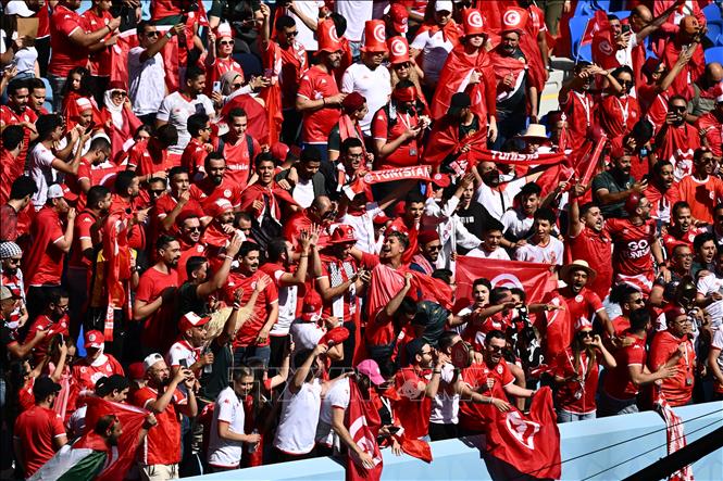 Các cổ động viên Tunisia trên khán đài sân vận động Al-Janoub ở thành phố Al-Wakrah, Qatar. Ảnh: AFP/TTXVN