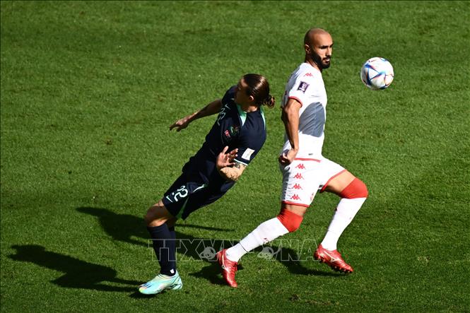 Pha tranh bóng giữa tiền vệ Australia Jackson Irvine (trái) và tiền đạo Tunisia Issam Jebali. Ảnh: AFP/TTXVN