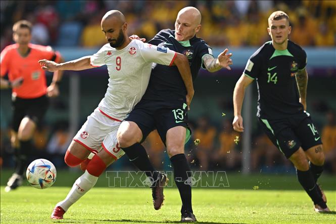 Australia và Tunisia đang tạo ra thế trận sôi động ngay từ đầu. Trong ảnh: Pha tranh bóng quyết liệt giữa tiền đạo Issam Jebali (trái) của Tunisia và tiền vệ Aaron Mooy của Australia. Ảnh: AFP/TTXVN