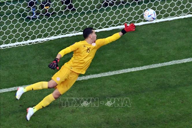 Thủ thành Tunisia Aymen Dahmen thất bại trong việc cản phá cú đánh đầu của tiền đạo Australia Mitchell Duke. Ảnh: AFP/TTXVN
