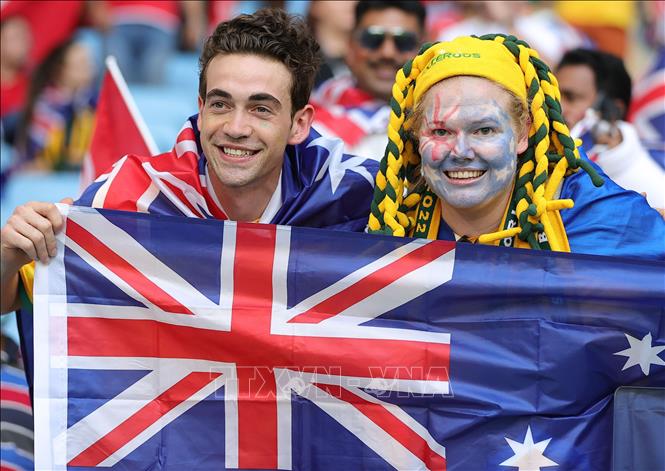 Cổ động viên Australia cổ vũ đội nhà trong trận gặp Tunisia. Ảnh: THX/TTXVN