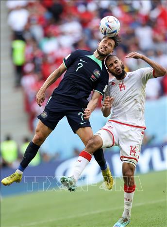 Pha tranh bóng bổng giữa Mathew Leckie (trái) của Australia và Aissa Laidouni của Tunisia. Ảnh: THX/TTXVN