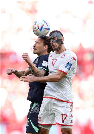 Pha tranh bóng bổng giữa Jackson Irvine (trái) của Australia và Ellyes Skhiri của Tunisia. Ảnh: THX/TTXVN