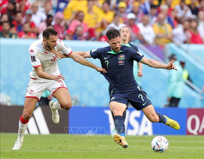 Mathew Leckie (phải) của Australia nỗ lực khống chế bóng trước Montassar Talbi của Tunisia. Ảnh: THX/TTXVN