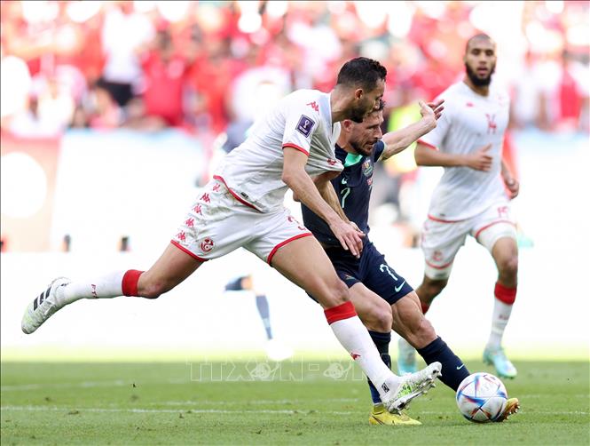 Pha tranh bóng quyết liệt của các cầu thủ 2 đội trong trận đấu. Ảnh: THX/TTXVN