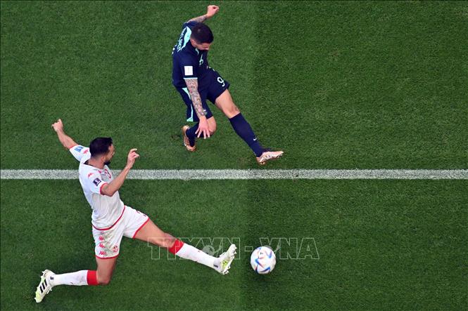 Montassar Talbi (trái) của Tunisia đi bóng trước sự truy cản của tiền đạo Australia Jamie Maclaren. Ảnh: AFP/TTXVN