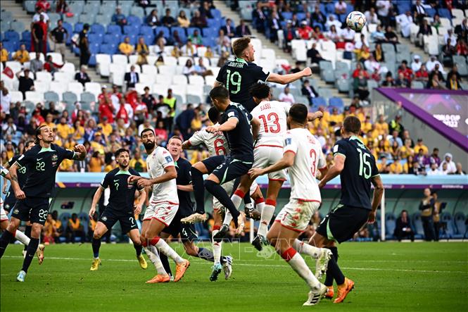 Pha tranh bóng bổng của các cầu thủ 2 đội trong trận đấu. Ảnh: AFP/TTXVN